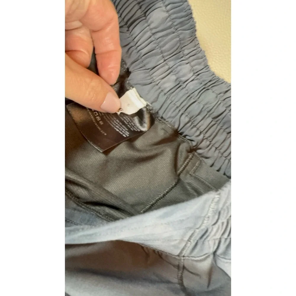 Women's size 6 lululemon hotty hot athletic shorts. 2.5